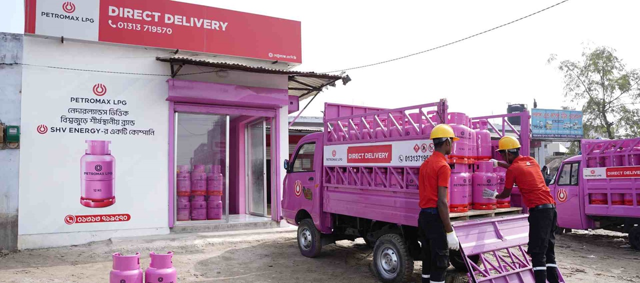 Petromax delivery man unloading lpg cylinders