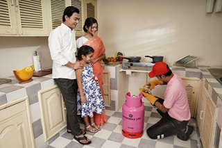 Petromax LPG team explaining safe cylinder usage to family at home